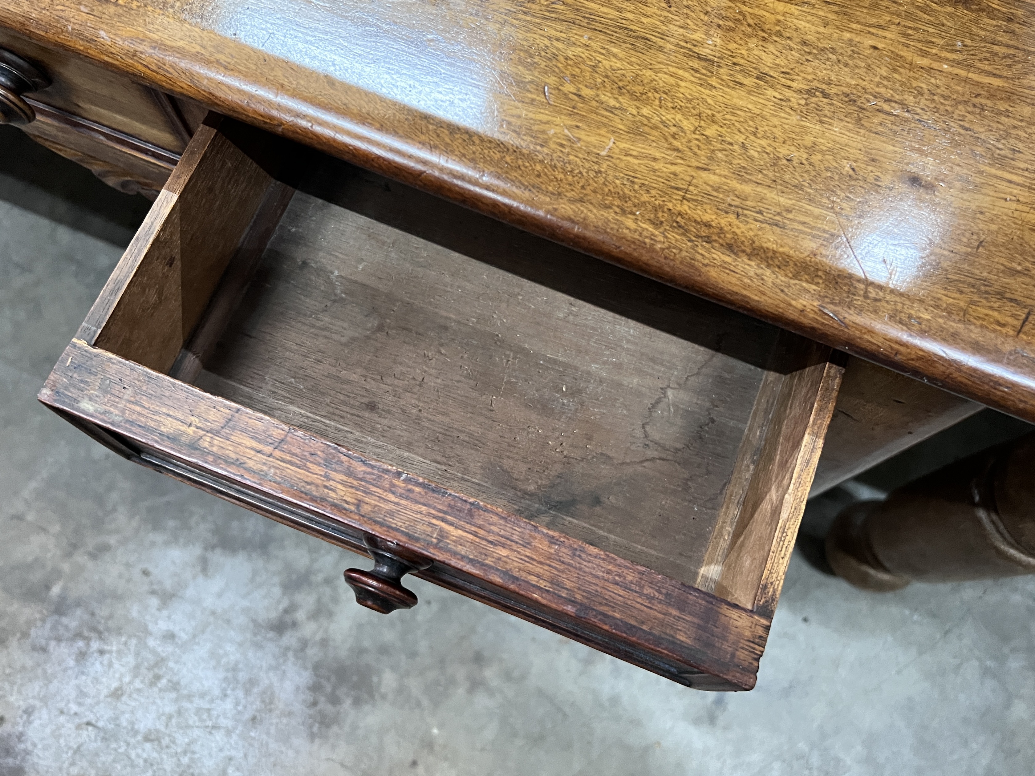 A mid Victorian mahogany kneehole dressing table, width 120cm, depth 59cm, height 75cm